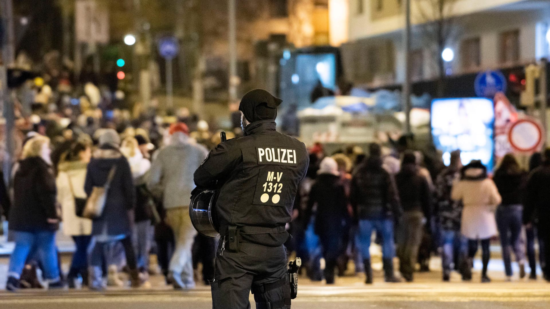 Ein Polizist sichert einer Straße bei einer Demonstration (Archivbild): Der Städtetag sieht mit Sorge mehr Übergriffe auf Kommunalpolitiker.
