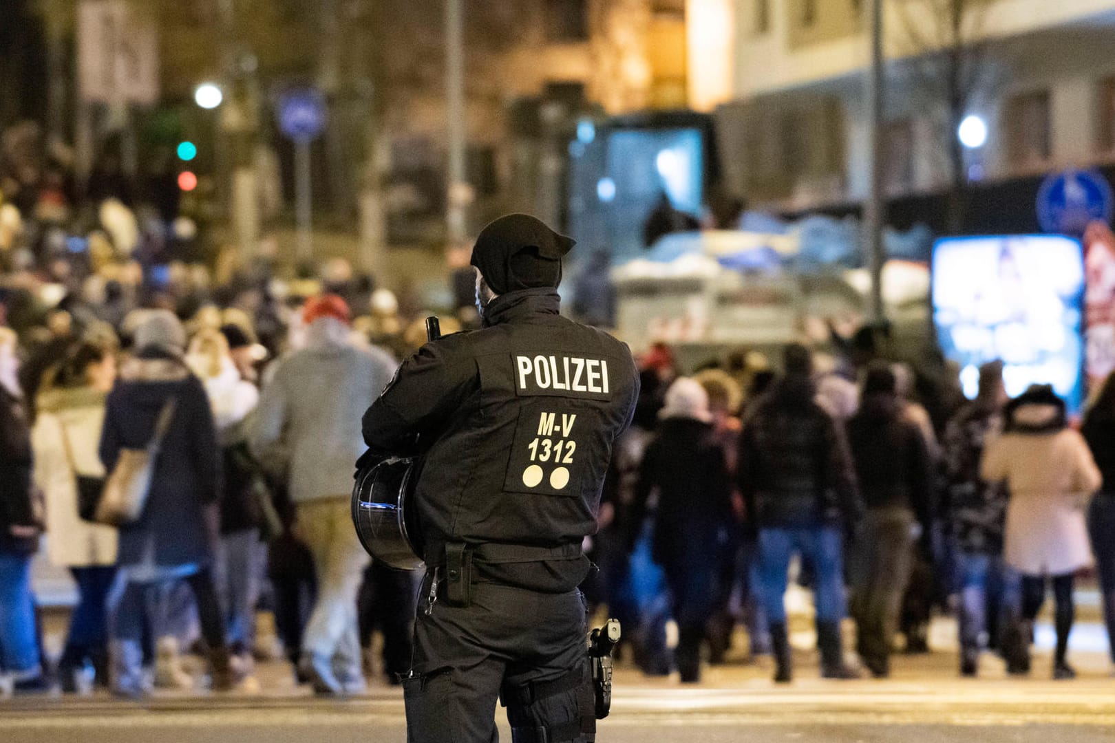 Ein Polizist sichert einer Straße bei einer Demonstration (Archivbild): Der Städtetag sieht mit Sorge mehr Übergriffe auf Kommunalpolitiker.