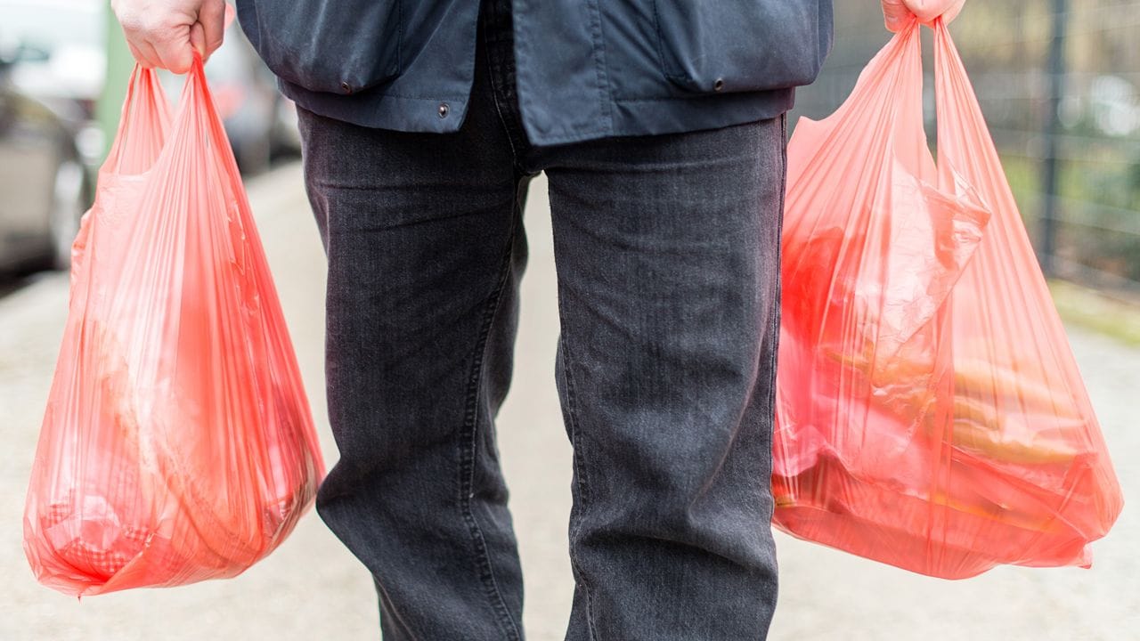 An deutschen Ladenkassen dürfen 2022 keine Einkaufstüten aus Plastik mehr angeboten werden.
