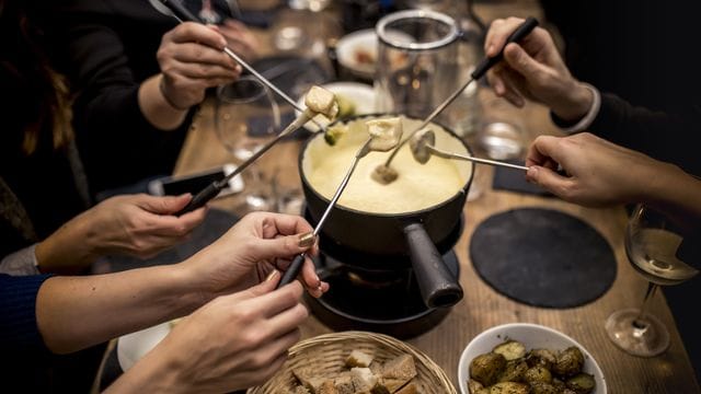 Statt der klassischen Käsemischung aus Gruyère und Vacherin, wie es in der Schweiz Tradition ist, kommt in der Berliner Fondue-Hütte Emmentaler ins Käsefondue.