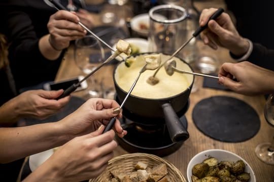 Statt der klassischen Käsemischung aus Gruyère und Vacherin, wie es in der Schweiz Tradition ist, kommt in der Berliner Fondue-Hütte Emmentaler ins Käsefondue.