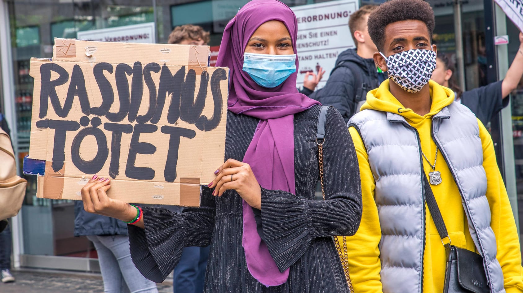 Junge Leute auf einer Black Lives Matter-Demo in Leipzig: "Anti-Schwarzer Rassismus vermindert Lebenschancen, sorgt für ungleiche Behandlungen und ist in einigen Fällen sogar tödlich."