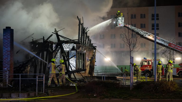 Feuerwehrleute löschen in Berlin Lichtenberg einen Supermarkt: 90 Einsatzkräfte kämpften gegen die Flammen.