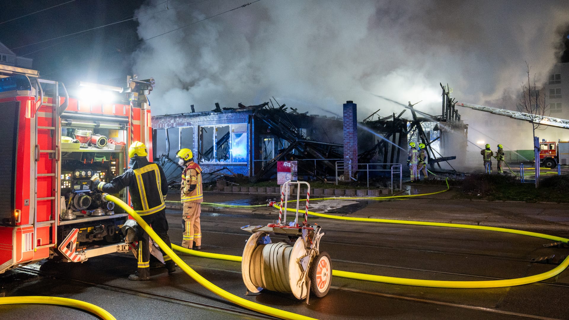 Einsatz in Berlin-Lichtenberg: Erst gegen 7 Uhr meldete die Feuerwehr den Brand als gelöscht. Einsatz in Berlin-Lichtenberg: Erst gegen 7 Uhr meldete die Feuerwehr den Brand als gelöscht.