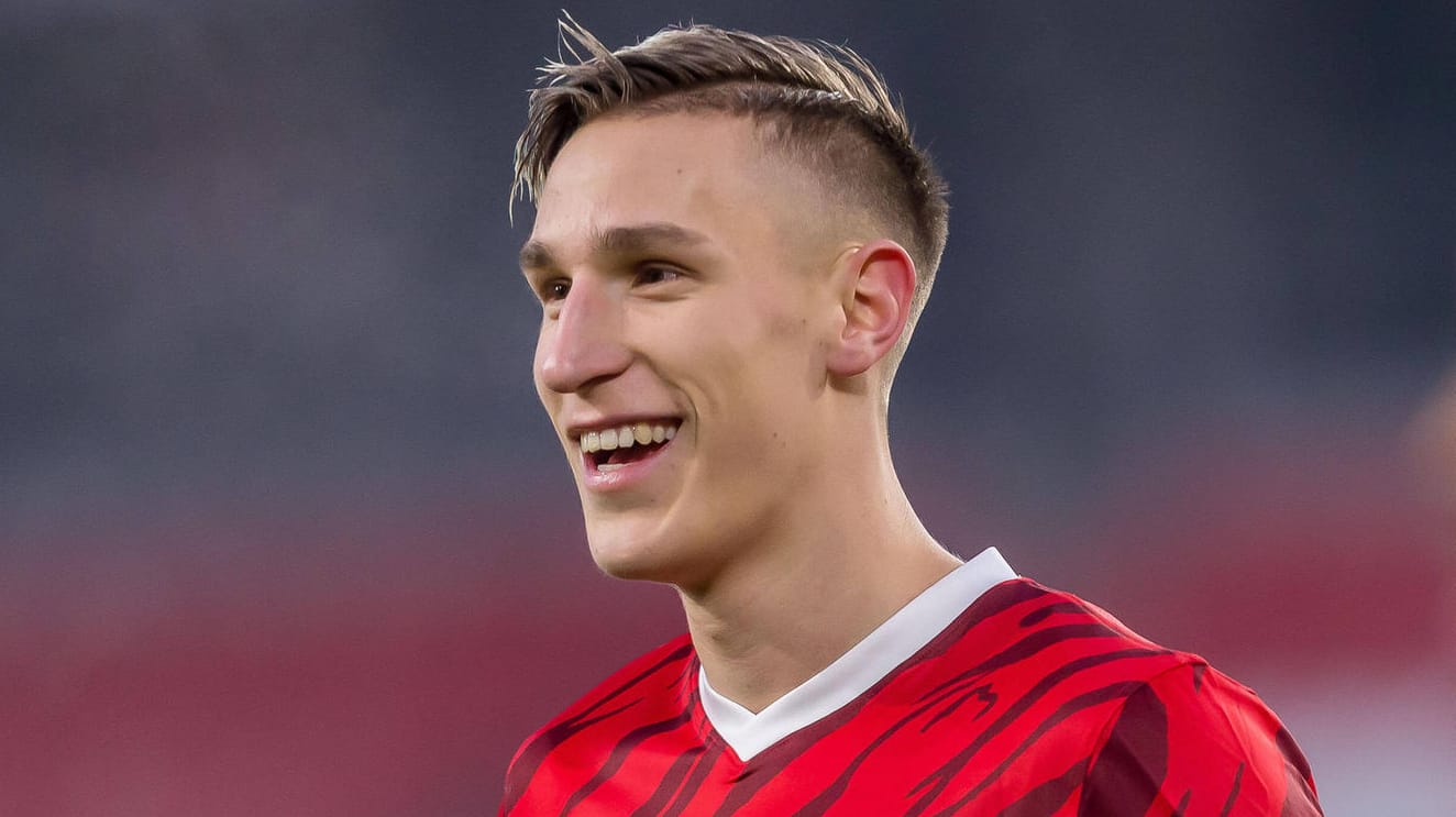 Nico Schlotterbeck: Der Verteidiger spielte bereits für die U19 und zweite Mannschaft des SC Freiburg, bevor er zu den Profis kam.