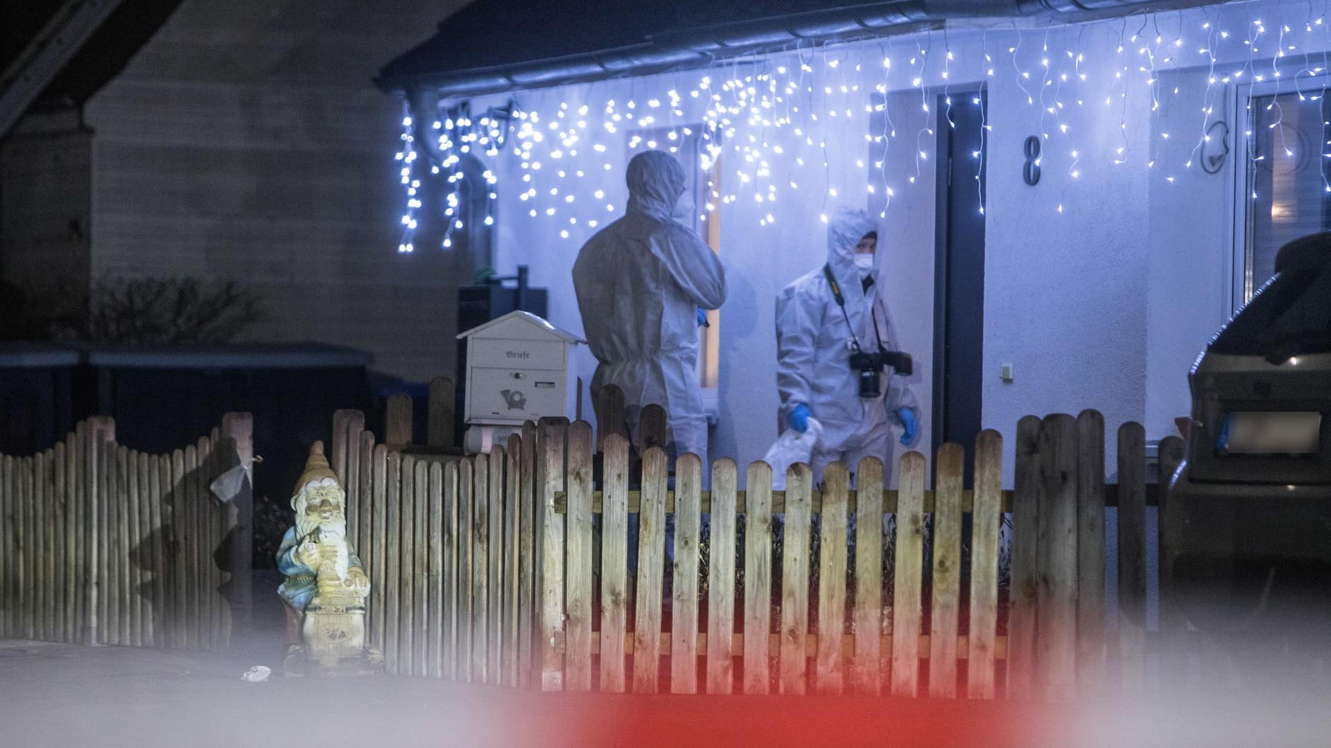 Polizisten der Spurensicherung stehen vor dem Eingang des Gebäudes: Die Mutter der Kinder kam mit Schussverletzungen in ein Krankenhaus.