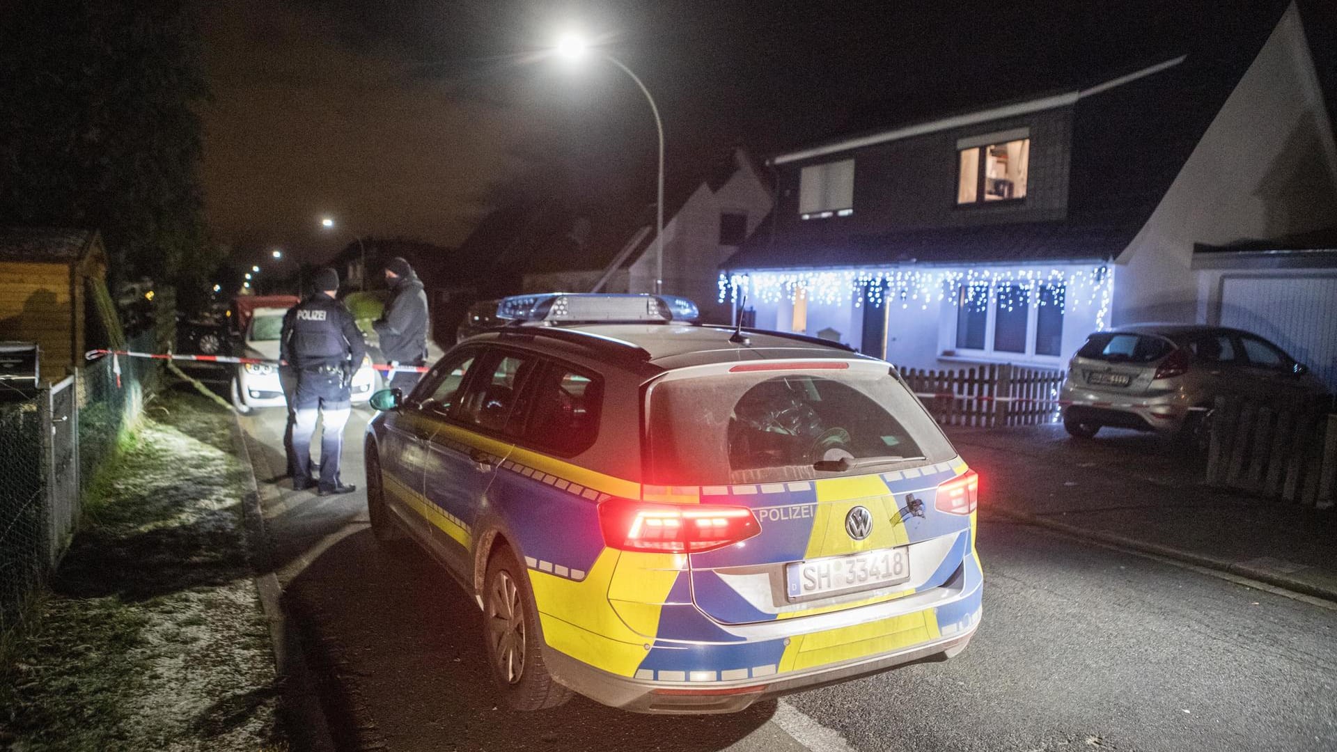 Ein Polizeiwagen steht vor dem Einfamilienhaus, in dem die Toten gefunden wurden: Hier soll ein Mann zwei Kinder getötet haben.