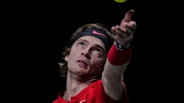 Der russische Tennisprofi ist positiv auf das Coronavirus getestet worden.