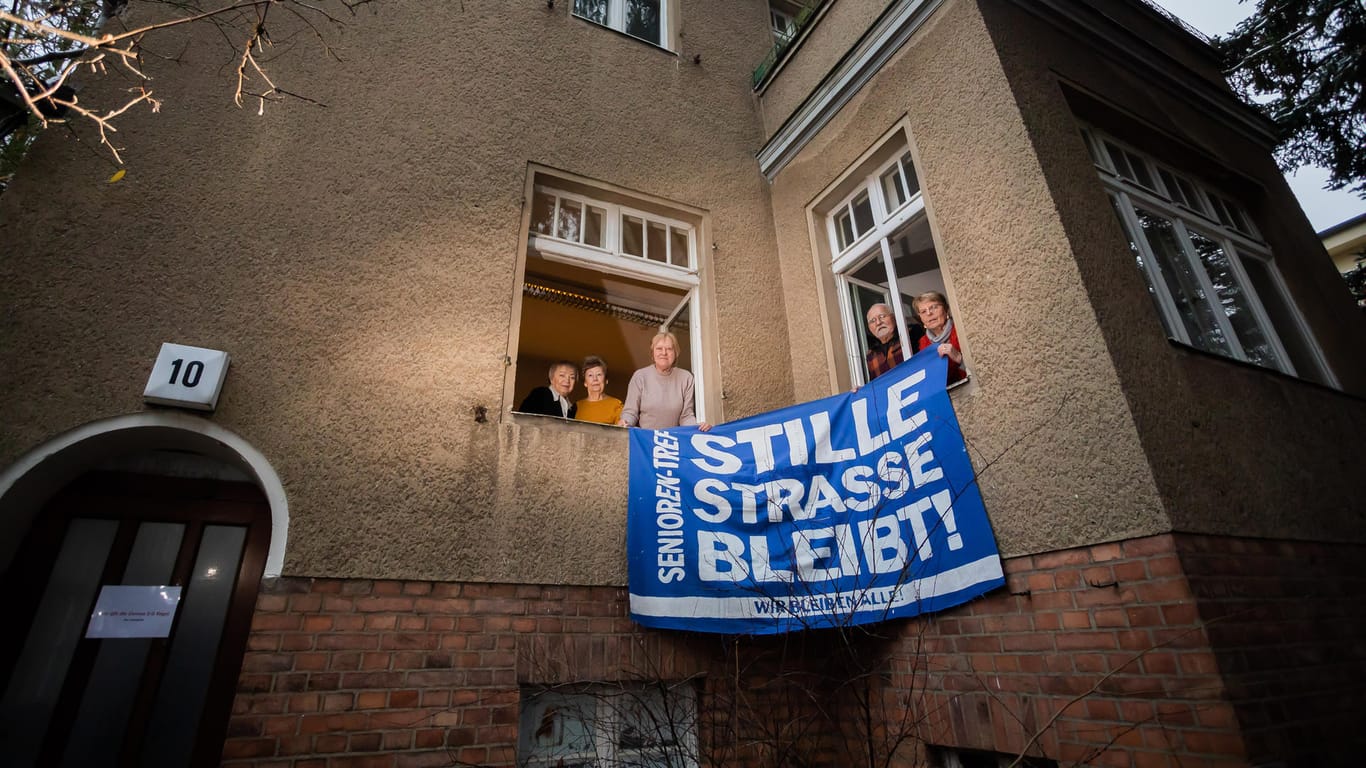 Elli Pomerenke (l-r), Ingrid Pilz, Margret Pollak, Peter Klotsche und Brigitte Klotsche, alle ehemalige Hausbesetzer, halten am Fenster in der Stille Straße 10 in Berlin-Pankow ein Protestbanner: Sie wollen in dem Haus bleiben.
