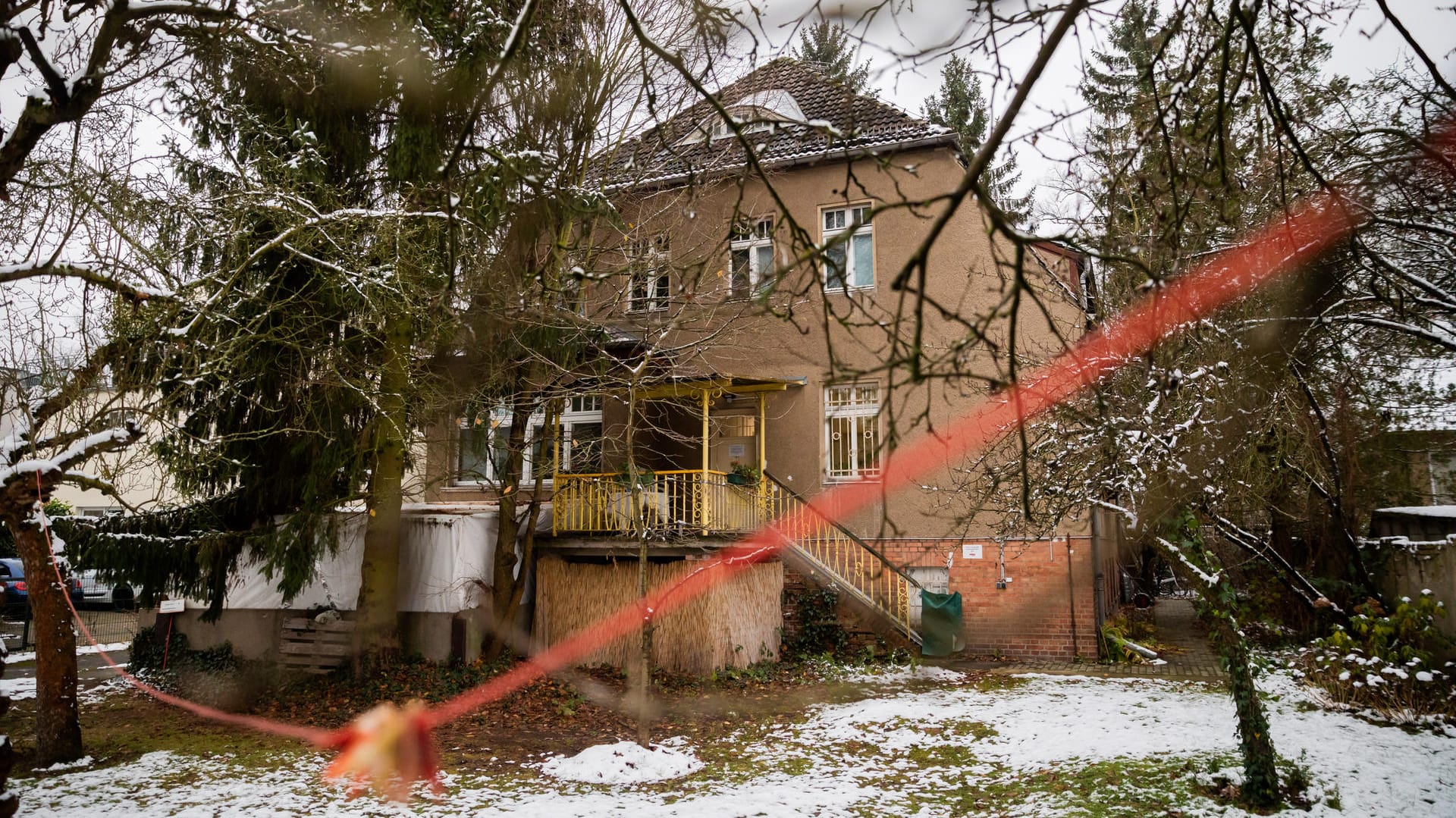 "Begegnungsstätte für Jung und Alt" in der Stille Straße 10 in Berlin-Pankow: Da die Zukunft der Freizeitstätte ungewiss ist, nimmt niemand Geld für eine Sanierung des Hauses in die Hand.