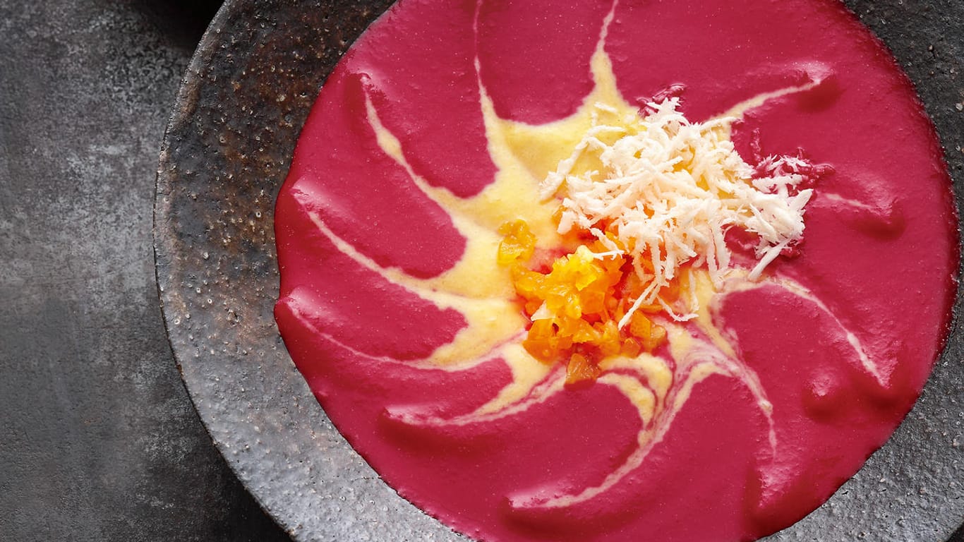 Rote-Bete-Suppe: Dafür werden nicht nur die roten Knollen, sondern auch Ingwer und Mango mit püriert.