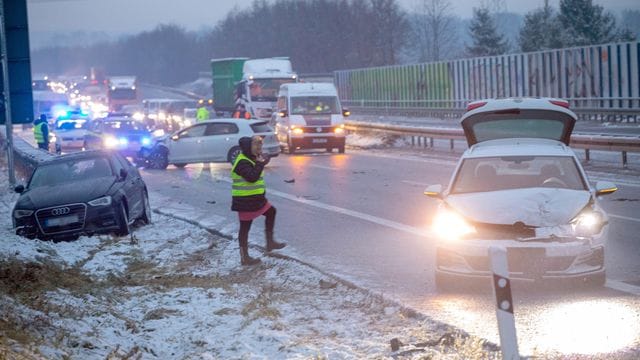 Insgesamt vier Fahrzeuge sind auf der B93 in einen Glatteisunfall verwickelt (Symbolbild): Der Winterdienst ist seit Tagen im Einsatz.