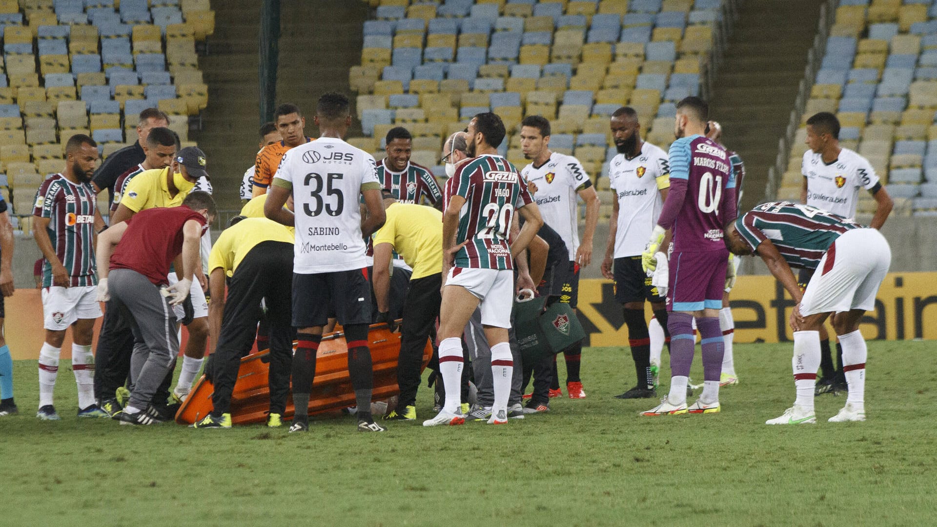 Ähnliche Szenen wie hier in Brasilien gab es am ersten Weihnachtstag in Algerien: Ein Spieler brach zusammen und starb kurze Zeit später (Symbolbild).