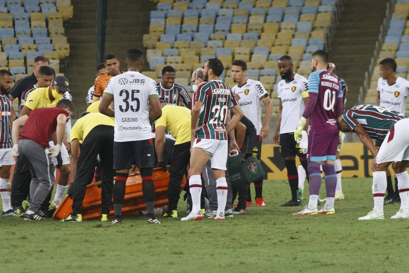 Ähnliche Szenen wie hier in Brasilien gab es am ersten Weihnachtstag in Algerien: Ein Spieler brach zusammen und starb kurze Zeit später (Symbolbild).