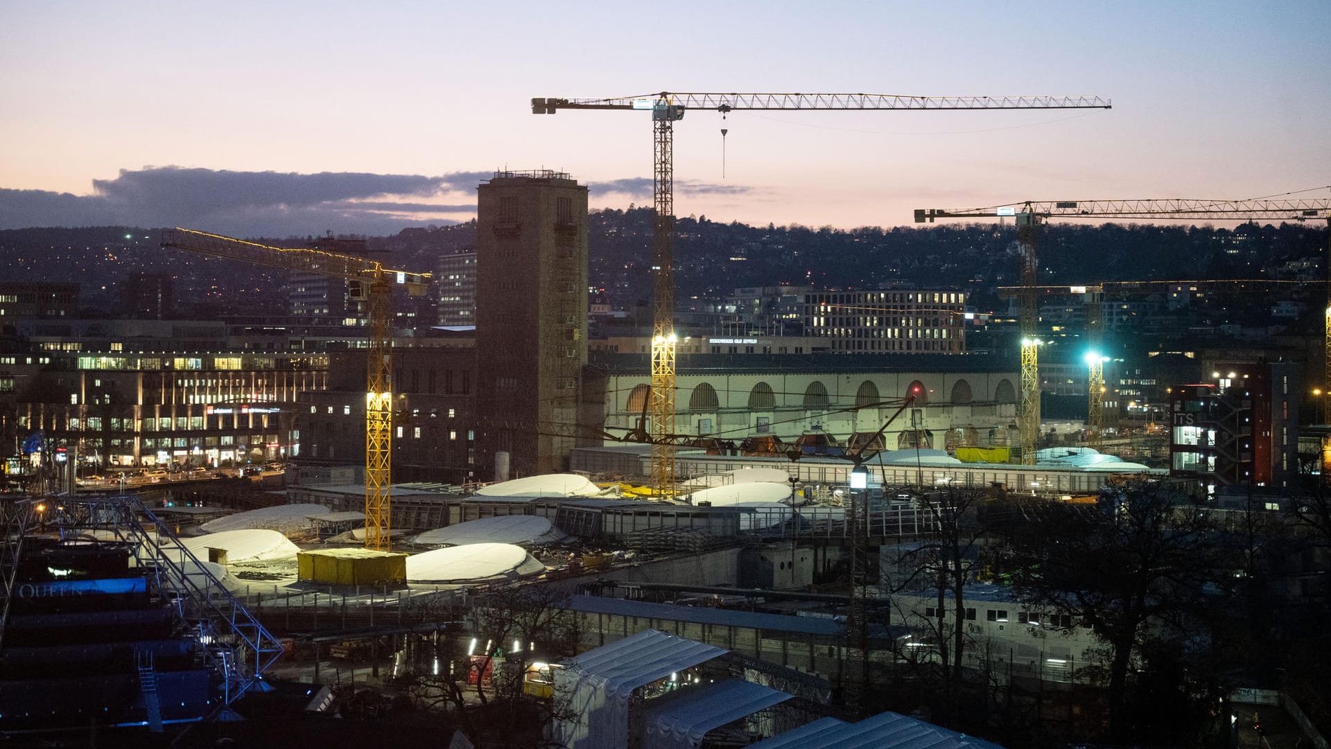 Baukräne auf der Baustelle des Bahnprojekts Stuttgart 21: Der Bahnhof soll 2025 fertiggestellt sein. Baukräne auf der Baustelle des Bahnprojekts Stuttgart 21: Der Bahnhof soll 2025 fertiggestellt sein.