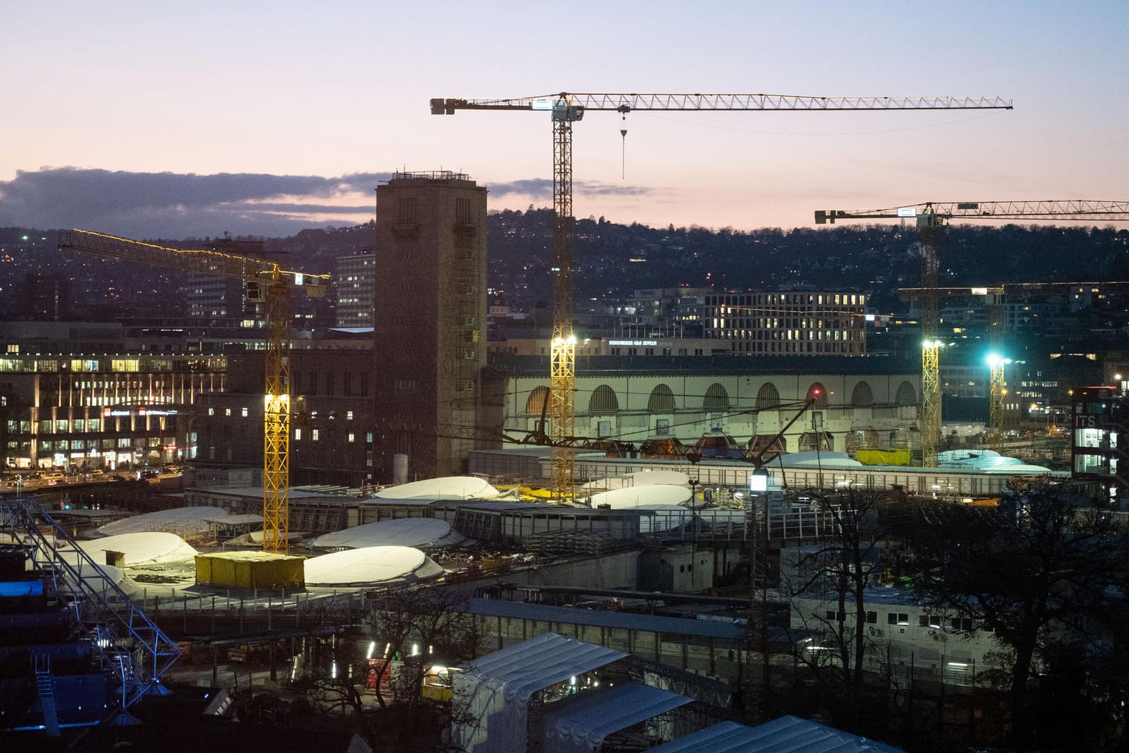 Baukräne auf der Baustelle des Bahnprojekts Stuttgart 21: Der Bahnhof soll 2025 fertiggestellt sein.