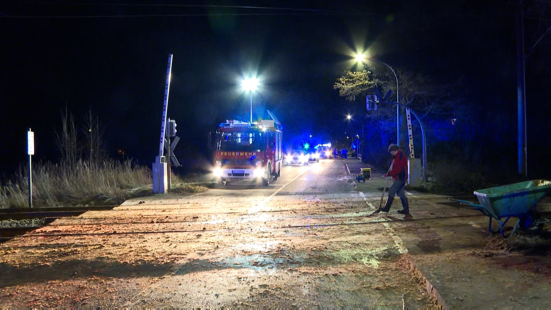 Blaulicht erleuchtet die verschmutzte Unfallstelle am Bahnübergang: Die genaue Unfallursache ist noch nicht bekannt.