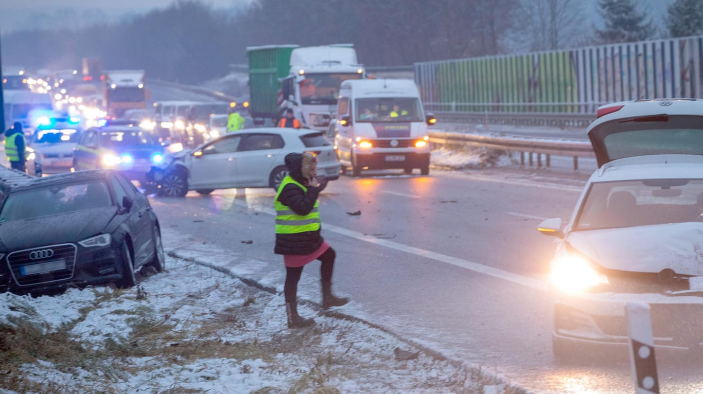 Unfall mit vier Fahrzeugen auf der B93 in Sachsen: Auch am Montag kann es laut Wetterdienst noch glatte Straße in Teilen Deutschlands gebe