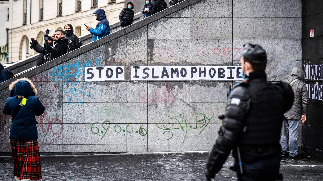 Demo gegen Rassismus und Islamophobie in Frankreich: Der Fall Kinzler beschäftigt inzwischen die französische Politik.