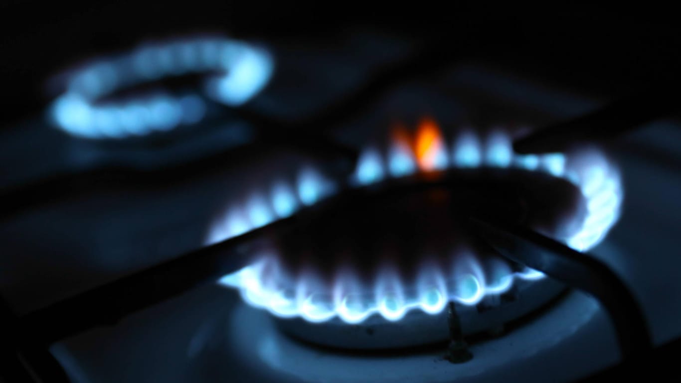 Die Flamme eines Gasherdes (Symbolbild): Gas wird immer teurer.
