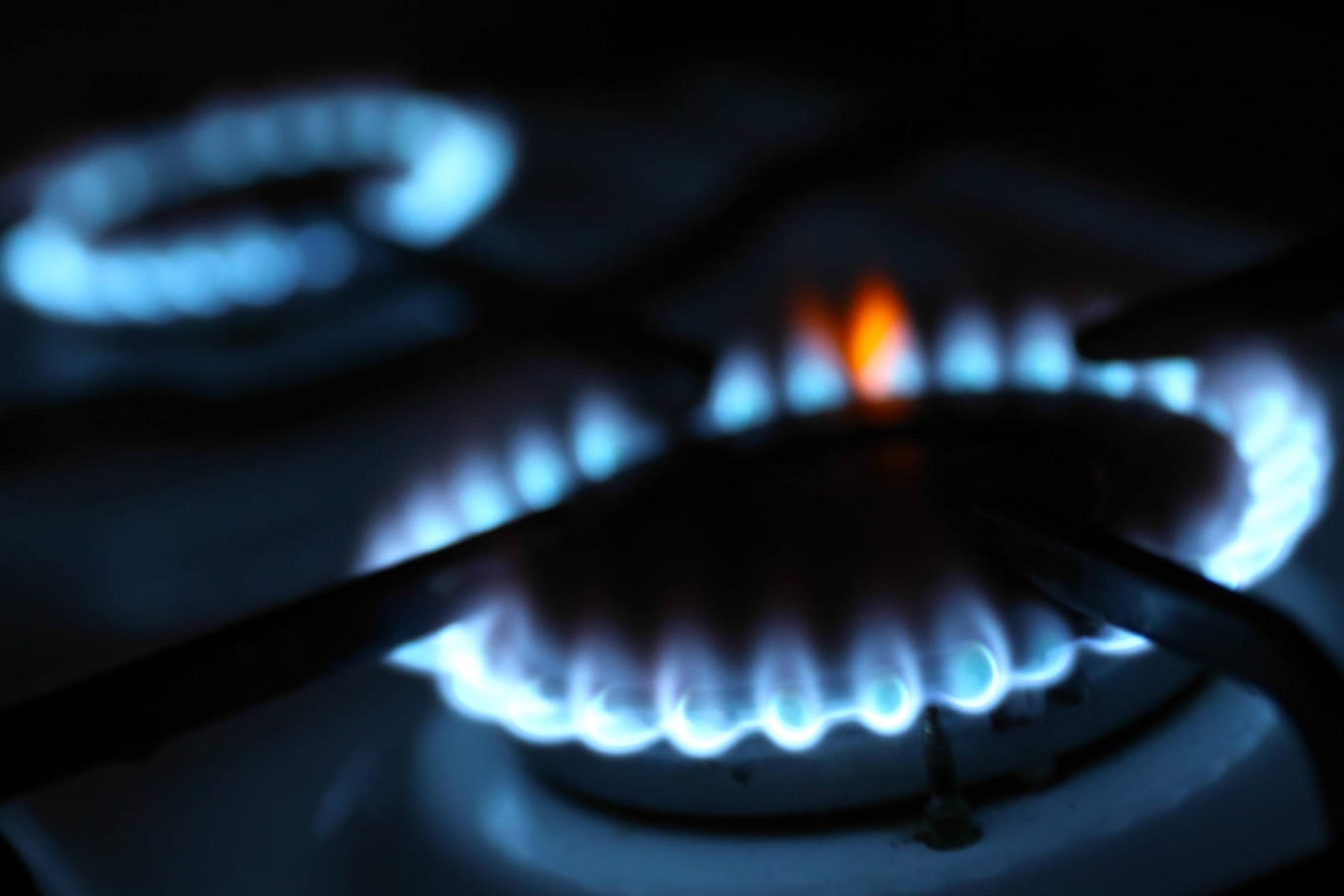 Die Flamme eines Gasherdes (Symbolbild): Gas wird immer teurer.