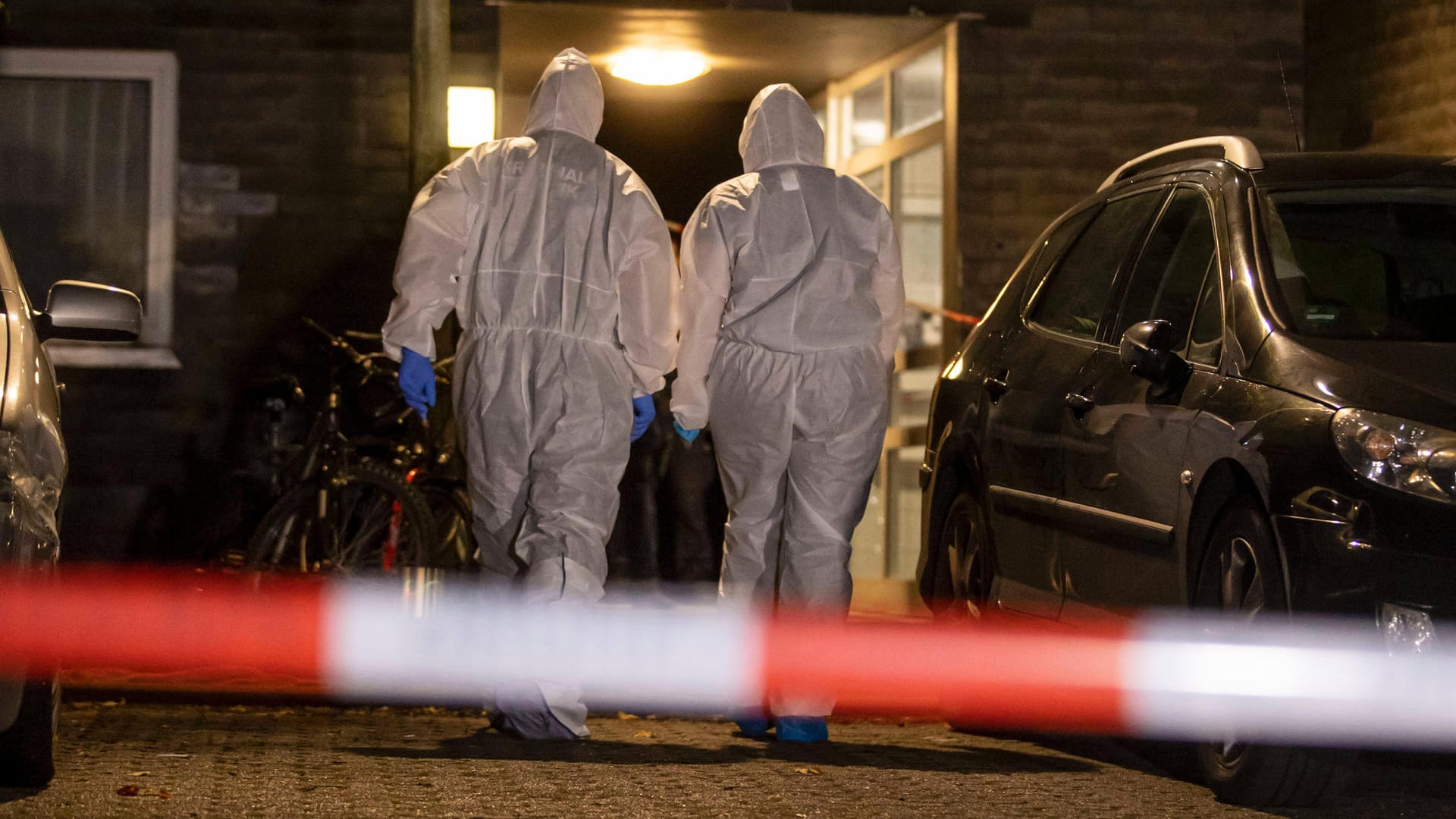 Spurensicherung an einem Wohnhaus (Symbolbild): Ein 41-Jähriger soll sich des Totschlags an seiner Ehefrau schuldig gemacht haben.