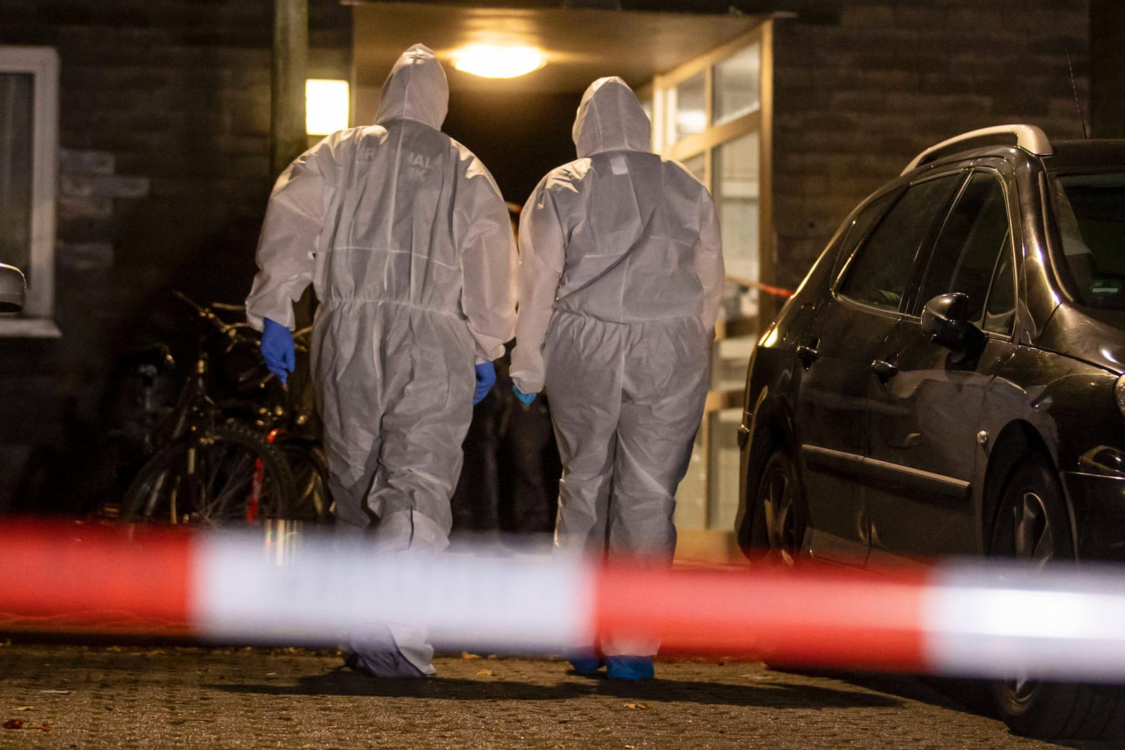 Spurensicherung an einem Wohnhaus (Symbolbild): Ein 41-Jähriger soll sich des Totschlags an seiner Ehefrau schuldig gemacht haben.