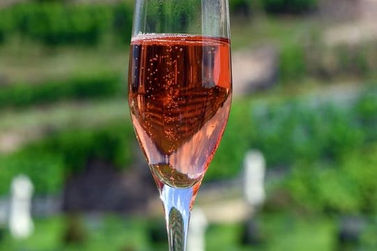 Rosé-Sekt wird weltweit immer beliebter.