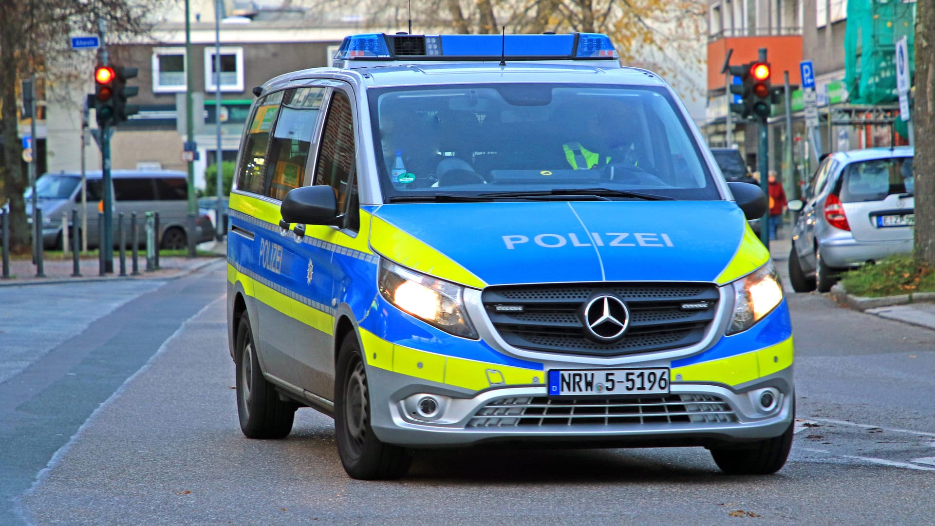 Ein Einsatzwagen der Polizei fährt durch die Straßen Essens (Symbolbild): Die Schwangere musste nach dem Angriff in ein Krankenhaus gebracht werden.