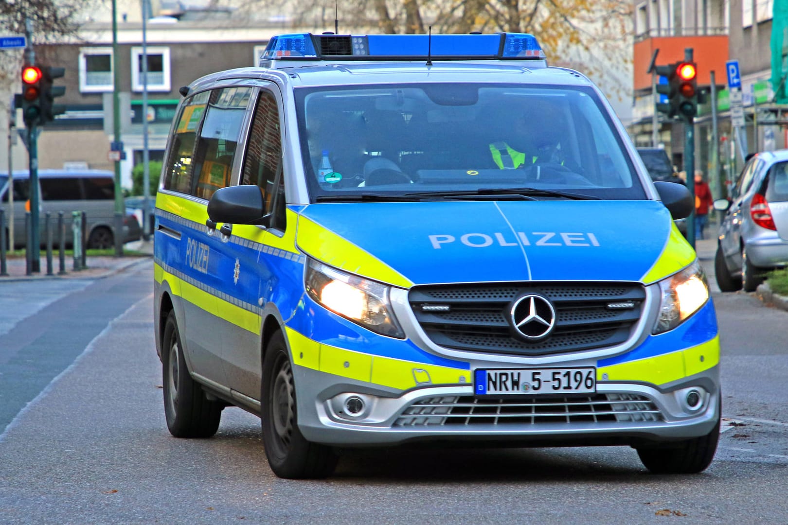 Ein Einsatzwagen der Polizei fährt durch die Straßen Essens (Symbolbild): Die Schwangere musste nach dem Angriff in ein Krankenhaus gebracht werden.