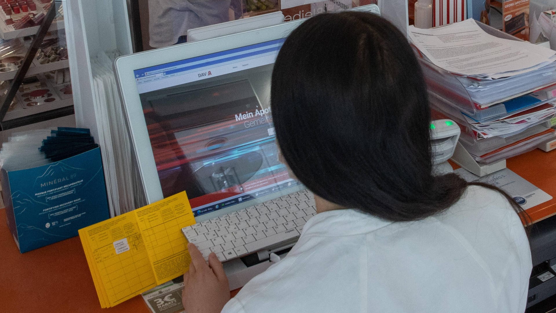 Eine Apothekerin erstellt einen digitalen Impfpass in der Georg-Apotheke in Hannover. (Symbolbild) Apotheker können den Kampf gegen die Corona-Pandemie nun auch in mobilen Impfteams unterstützen.