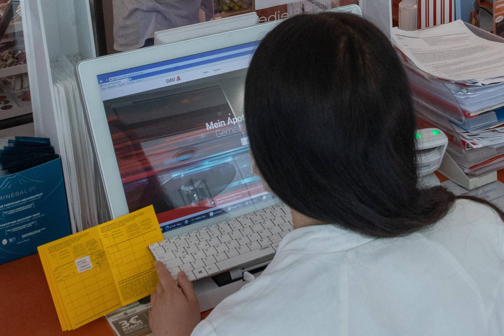 Eine Apothekerin erstellt einen digitalen Impfpass in der Georg-Apotheke in Hannover. (Symbolbild) Apotheker können den Kampf gegen die Corona-Pandemie nun auch in mobilen Impfteams unterstützen.