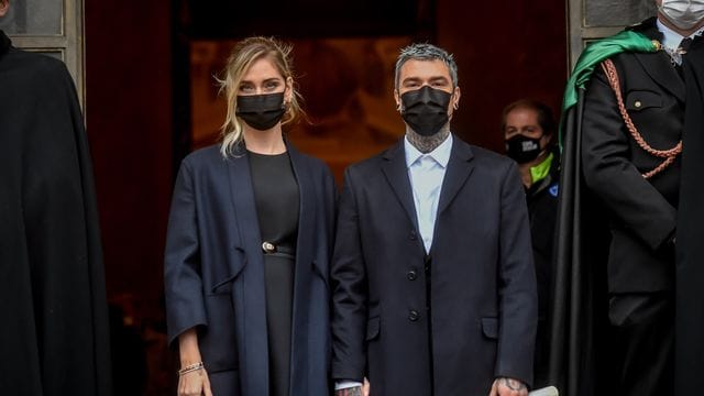 Chiara Ferragni und Fedez stehen vor dem Rathaus bei der Auszeichnung "Ambrogino d'oro", die sie für den Einsatz im Kampf gegen die Corona-Pandemie verliehen bekommen haben.