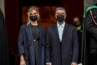 Chiara Ferragni und Fedez stehen vor dem Rathaus bei der Auszeichnung "Ambrogino d'oro", die sie für den Einsatz im Kampf gegen die Corona-Pandemie verliehen bekommen haben.