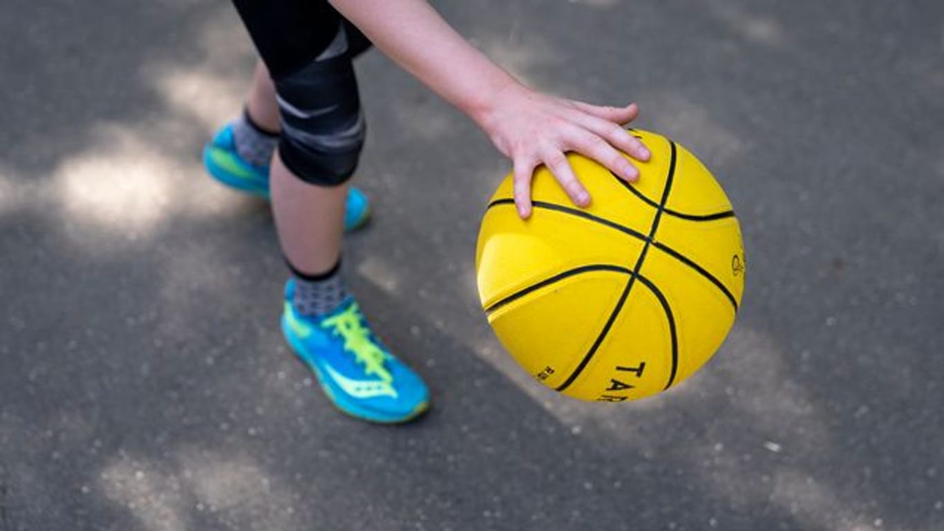 Kinder, die an juveniler idiopathischer Arthritis (JIA) leiden, sollten sich viel bewegen und Sport treiben.