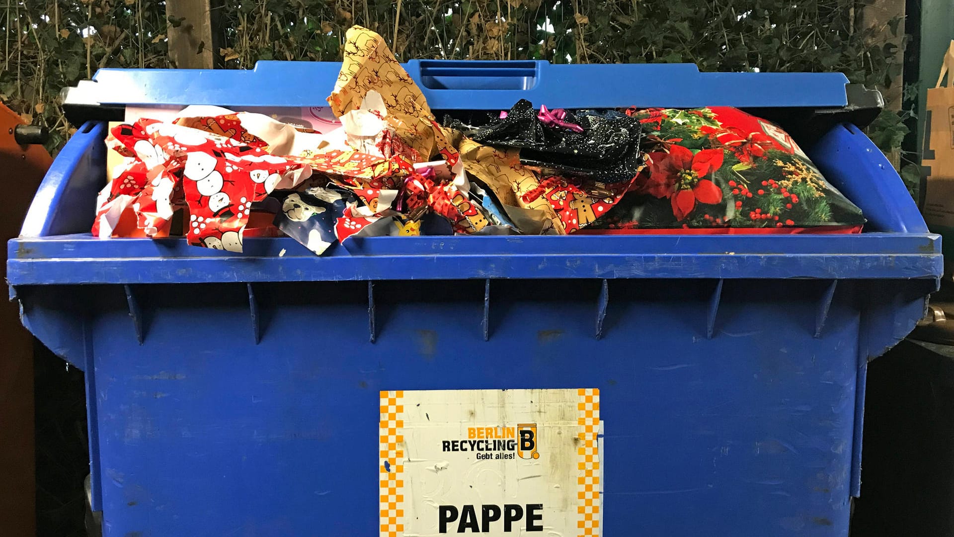 Weihnachtsgeschenkpapier nach Heiligabend in einem vollen Papiercontainer. (Symbolbild) In Essen gibt es dieses Jahr ein Drive-In für Geschenkpapier. Weihnachtsgeschenkpapier nach Heiligabend in einem vollen Papiercontainer. (Symbolbild) In Essen gibt es dieses Jahr ein Drive-In für Geschenkpapier.