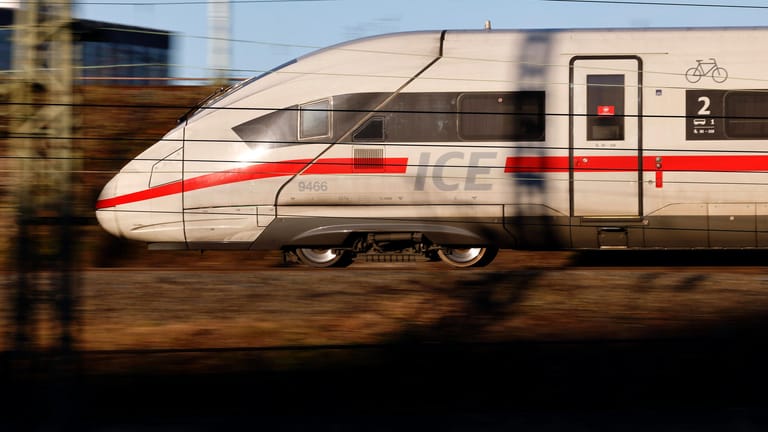 Ein ICE der Deutschen Bahn auf einem Gleis (Symbolbild): Der Zugführer konnte den Rucksack sicherstellen.