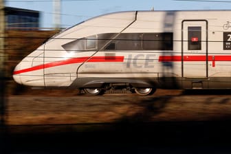 Ein ICE der Deutschen Bahn auf einem Gleis (Symbolbild): Der Zugführer konnte den Rucksack sicherstellen.