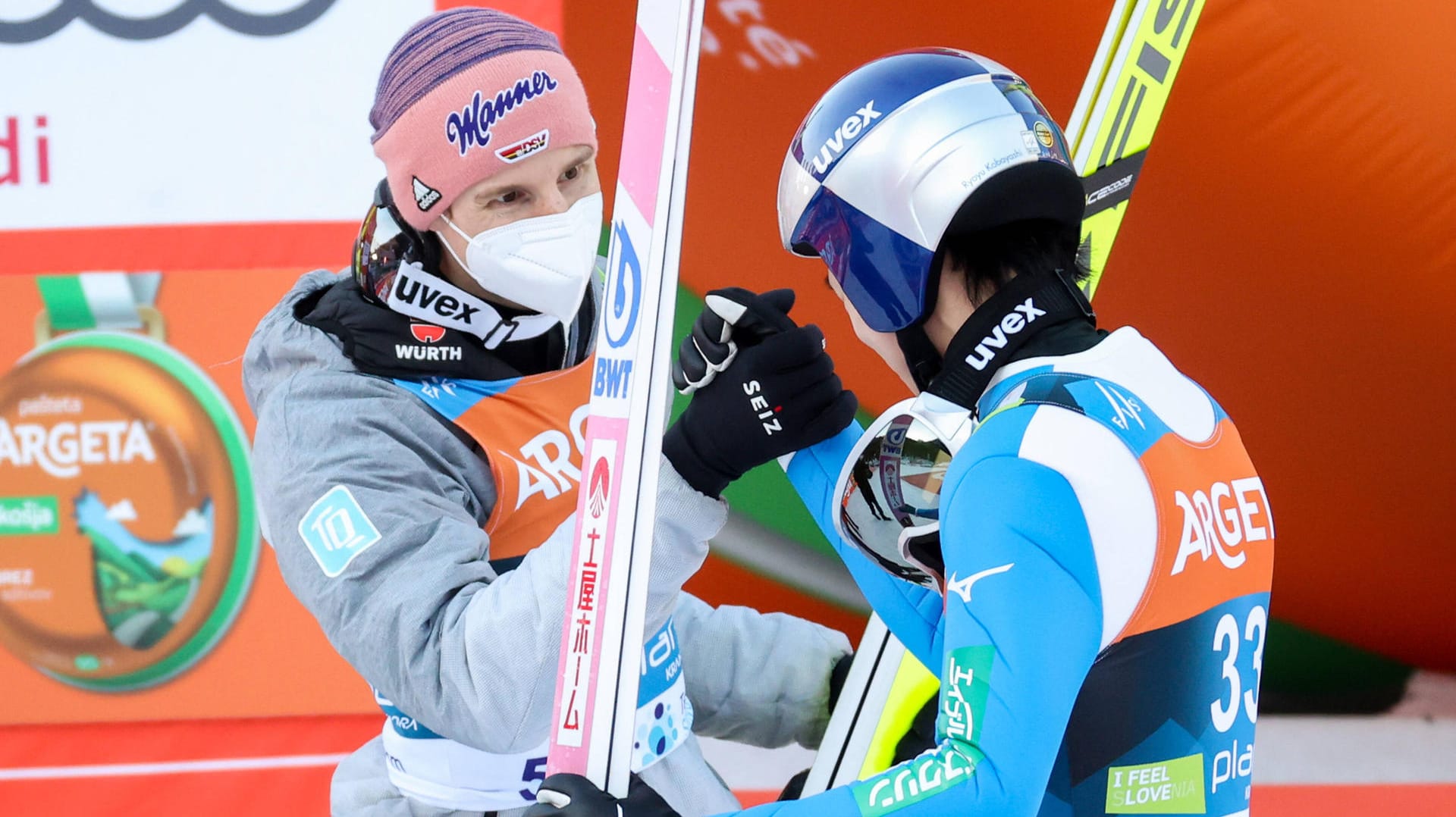 Karl Geiger (l.) und Ryoyu Kobayashi: Die beiden Skispringer haben sich bereits mehrfach in spannenden Wettbewerben duelliert.