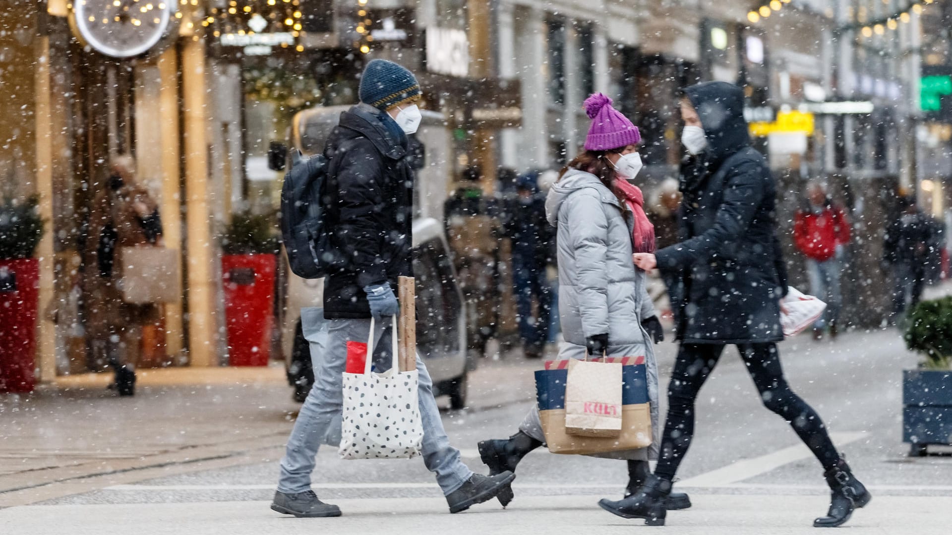 Letzte Einkäufe in der vergangenen Woche: Das Weihnachtsgeschäft im Einzelhandel blieb deutlich hinter den Erwartungen zurück.