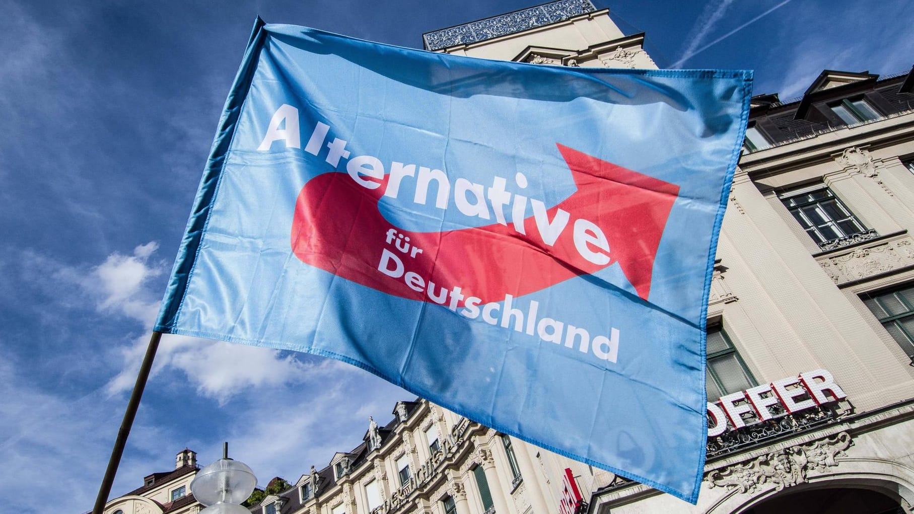 AfD-Fahne (Symbolbild): Ein hessisches Ministerium hatte in einem Post den Hashtag #noafd verwendet.