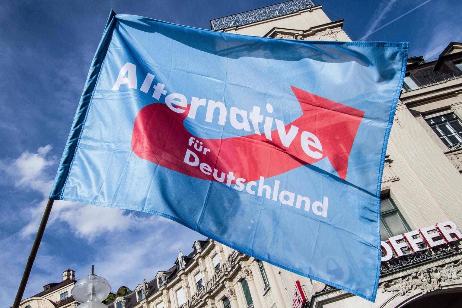 AfD-Fahne (Symbolbild): Ein hessisches Ministerium hatte in einem Post den Hashtag #noafd verwendet.