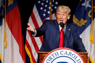 Donald Trump (Archivbild): Der ehemalige US-Präsident wurde von seinen Anhängern für seine Auffrischungsimpfung ausgebuht.