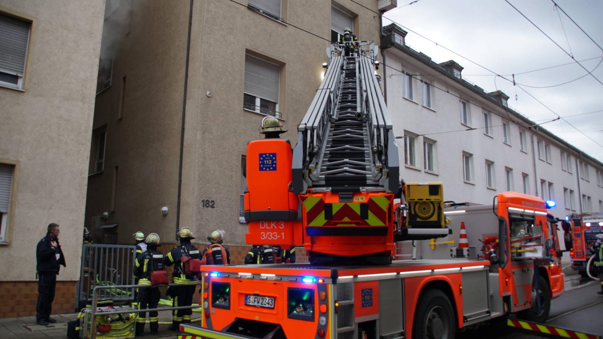 Ein Leiterwagen der Stuttgarter Feuerwehr im Einsatz. In einem Kellerraum eines Mehrfamilienhauses an der Landhausstraße ist am Montagnachmittag ein Feuer ausgebrochen. Ein Leiterwagen der Stuttgarter Feuerwehr im Einsatz. In einem Kellerraum eines Mehrfamilienhauses an der Landhausstraße ist am Montagnachmittag ein Feuer ausgebrochen.