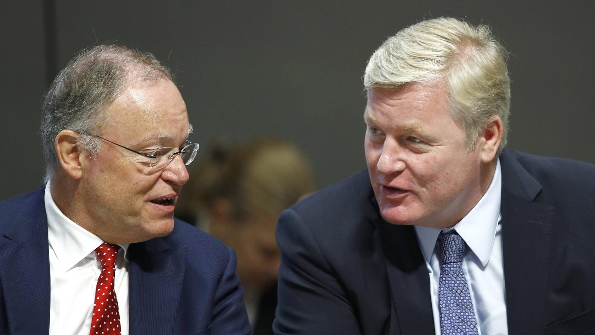 Stephan Weil (SPD) und Bernd Althusmann (CDU): Im Oktober wollen beide erneut bei der Wahl zum Ministerpräsidenten in Niedersachsen antreten, aktuell regieren sie zusammen in einer großen Koalition. (Archivfoto)