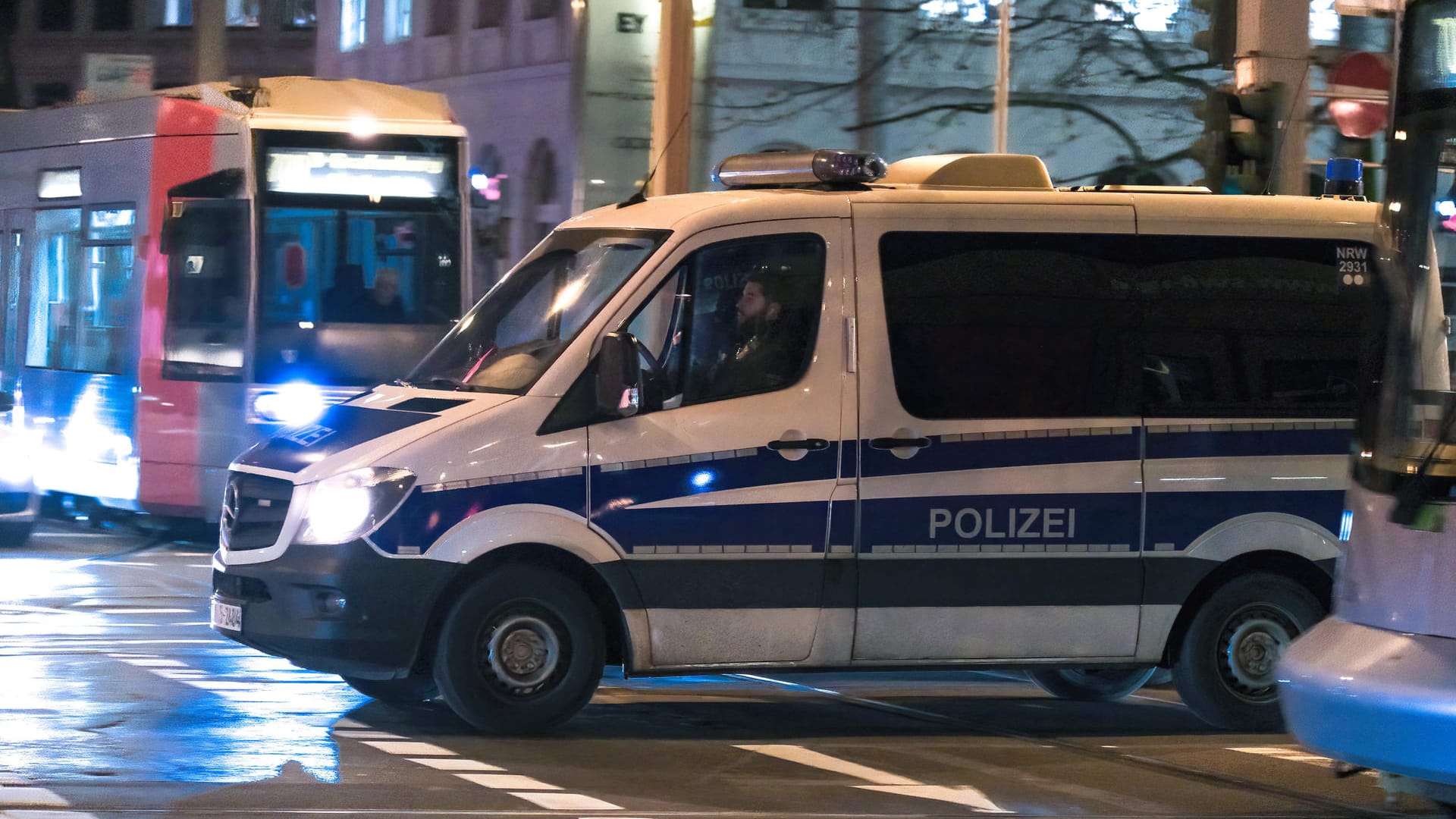 Ein Mannschaftswagen der Polizei auf Streife in Düsseldorf. (Symbolbild) Von den Dieben und dem Sattelauflieger fehlte zunächst jede Spur. Ein Mannschaftswagen der Polizei auf Streife in Düsseldorf. (Symbolbild) Von den Dieben und dem Sattelauflieger fehlte zunächst jede Spur.