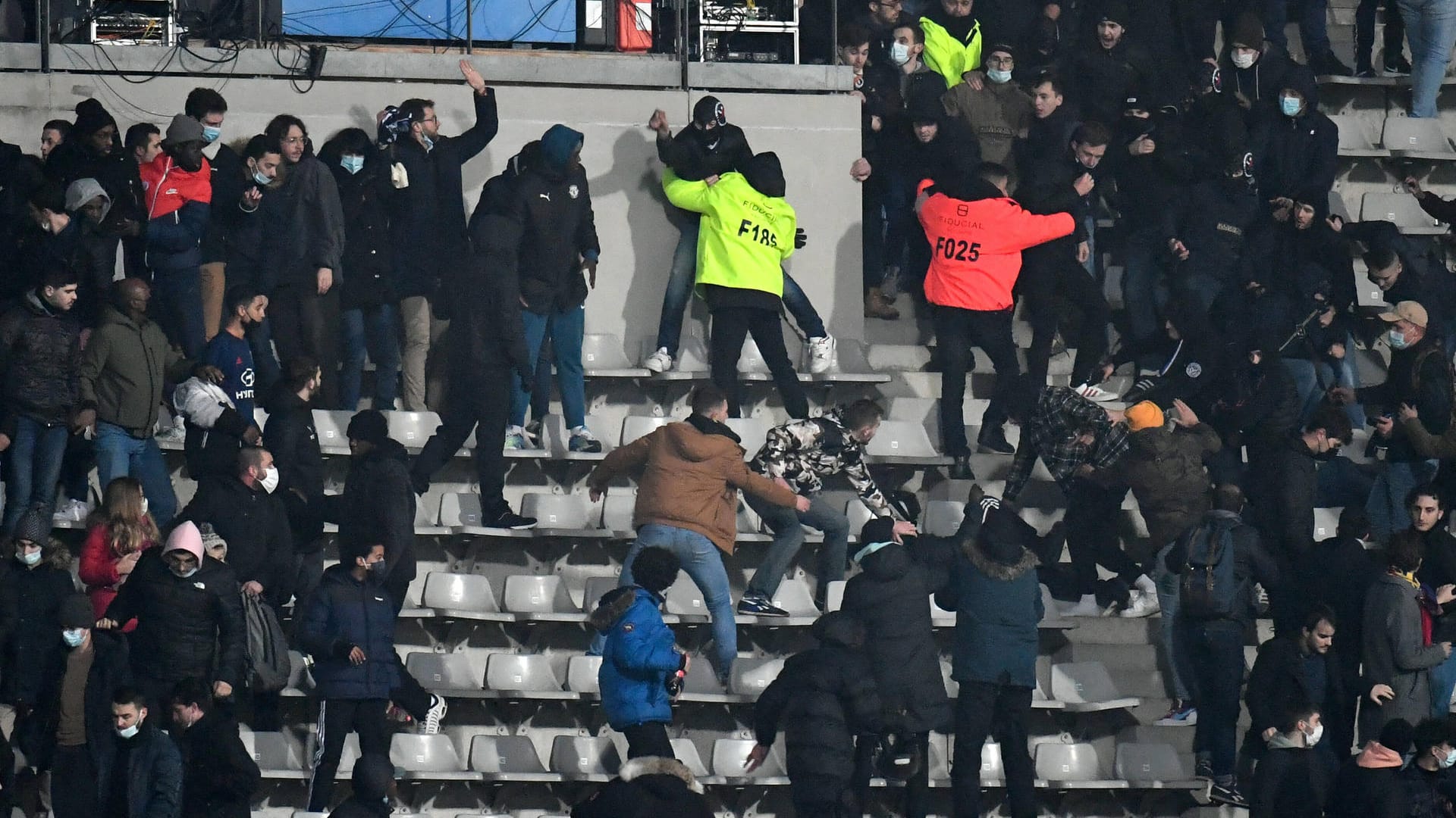 Gewalt auf den Rängen: Während der Partie FC Paris gegen Lyon kam es zu Krawallen. Gewalt auf den Rängen: Während der Partie FC Paris gegen Lyon kam es zu Krawallen.