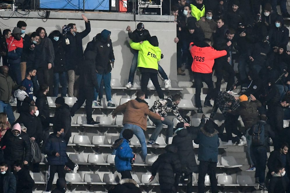 Gewalt auf den Rängen: Während der Partie FC Paris gegen Lyon kam es zu Krawallen.