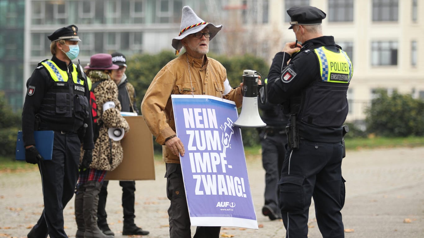 Demonstration von Kritikern der Corona-Maßnahmen in Hamburg. (Symbolbild) Aufgrund der Flyer wurde der Staatsschutz eingeschaltet.