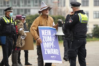 Demonstration von Kritikern der Corona-Maßnahmen in Hamburg. (Symbolbild) Aufgrund der Flyer wurde der Staatsschutz eingeschaltet.